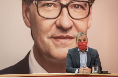 El teniente de alcalde de Barcelona Jaume Collboni frente la imagen del candidato del PSC, Salvador Illa.