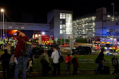 Servicios de emergencia en el aeropuerto de Londres Luton, en el aparcamiento de la Terminal 2