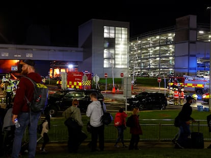 Servicios de emergencia en el aeropuerto de Londres Luton, en el aparcamiento de la Terminal 2