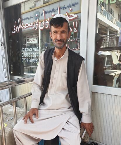 Wahidullah, el jueves, en el rincón del Mercado del Príncipe de Kabul donde tiene su puesto de cambio de divisas.