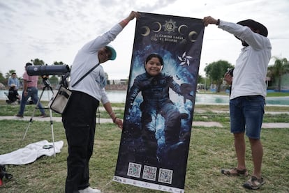 En la explanada del Bosque Urbano, el parque principal de la ciudad de Torreón, los lentes especiales son el objeto más solicitado entre turistas y locales, que esperan el inicio del eclipse entre charlas de divulgación, talleres y actividades al aire libre.