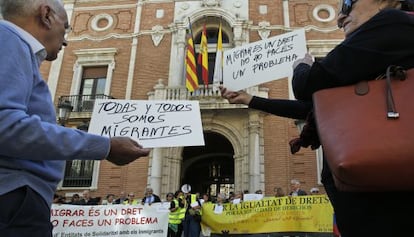Protesta ante el arzobispado de Valencia por las cr&iacute;ticas de Ca&ntilde;izares a los refugiados.