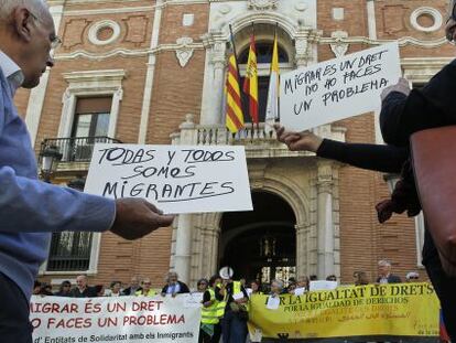 Protesta ante el arzobispado de Valencia por las cr&iacute;ticas de Ca&ntilde;izares a los refugiados.