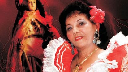 Celina Gobnzález, ante una imagen de Santa Bárbara, divinidad sincrética de la santería cubana.