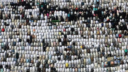 Fieles musulmanes rezan alrededor de la Kaaba, en la ciudad sagrada de La Meca. 