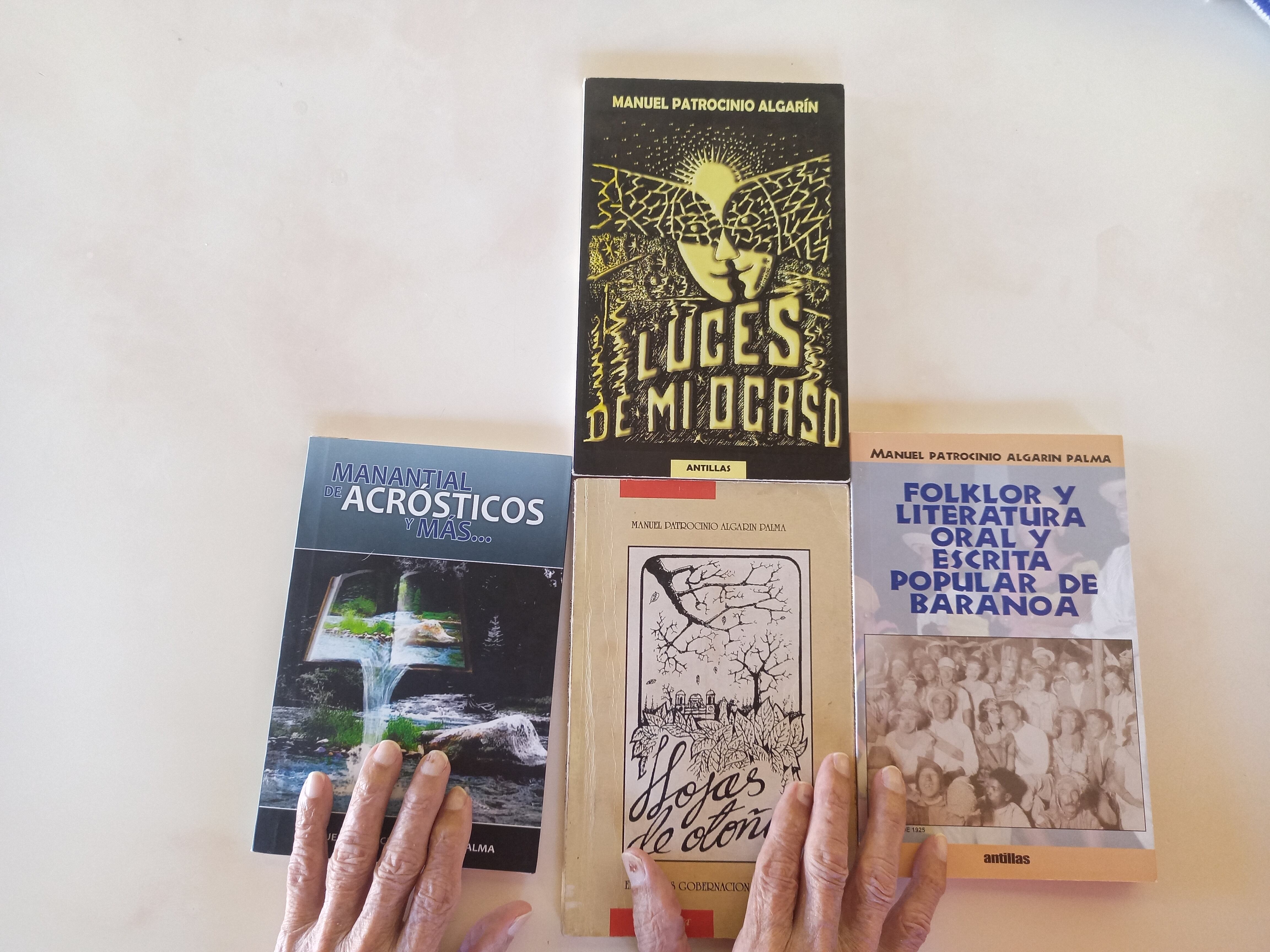 Algunos de los libros publicados por el poeta.