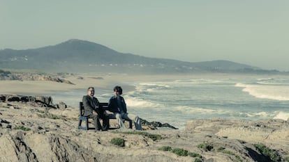 Una escena de la serie en la playa As Furnas, en Xuño (Porto do Son).