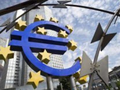  Vista de la escultura con el logo del euro que decora los alrededores de la sede del Banco Central Europeo (BCE) en Fr&aacute;ncfort
 