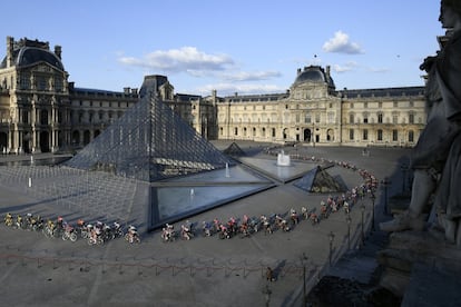 El pelotón pasa por la pirámide del museo del Louvre durante la etapa.