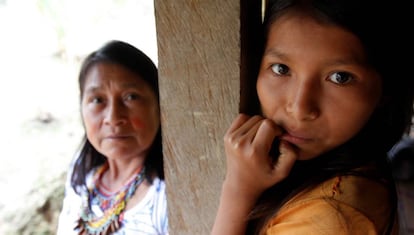 Mujeres Awaj&uacute;n en Cenepa, Per&uacute;.   