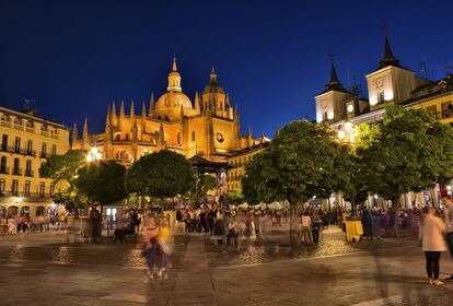 En Segovia, la animada vida cultural parece siempre ir pareja a la monumentalidad de su patrimonio. Aquí, si un imponente Acueducto romano te recibe, también a la vez, una cita internacional como el Hay Festival se celebra, posicionando a esta urbe en el epicentro intelectual del mundo (del 17 al 20 de septiembre). De la Casa de los Picos a un paseo por la Alameda del Parral o el laberíntico barrio judío, aquí se viene a contemplar y terminarse los libros algún día empezados. Antonio Machado ejerció aquí de maestro, y eso se palpa en su Casa Museo o en los rincones que sus versos aún acarician. La literatura, el arte y la música tienen en Segovia buenos aliados, en espacios como La Alhóndiga, un antiguo granero gótico que acoge exposiciones; en el Torreón de Lozoya, hoy centro cultural; o el Museo de Arte Contemporáneo Esteban Vicente. Pero nada de esto tendría sentido sin la gente, y para eso hay eventos como Titirimundi, que viste sus calles de títeres, marionetas e ilusiones infantiles.