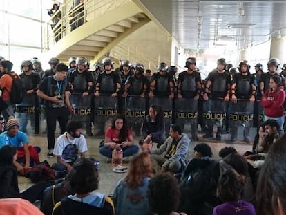 Estudantes à frente da PM no Centro Paula Souza.