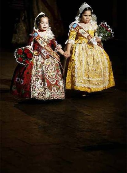 Falleras infantiles en la  &#39;nit del foc&#39;.