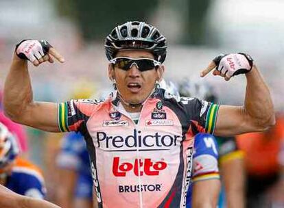 Robbie McEwen proclama su triunfo en la primera etapa.