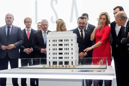 En la imagen, a la derecha, la consejera delegada de Porcelanosa, María José Soriano, muestra la maqueta de la sede en Nueva York.