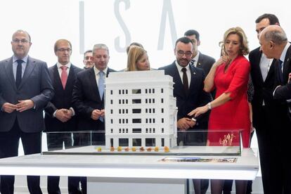 En la imagen, a la derecha, la consejera delegada de Porcelanosa, Mar&iacute;a Jos&eacute; Soriano, muestra la maqueta de la sede en Nueva York.