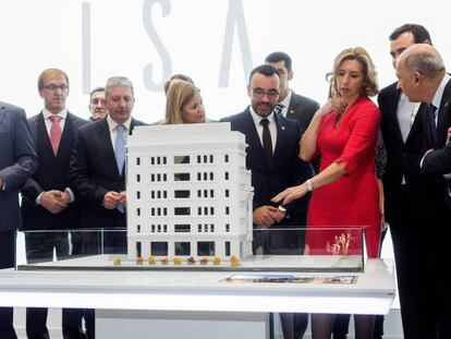 En la imagen, a la derecha, la consejera delegada de Porcelanosa, Mar&iacute;a Jos&eacute; Soriano, muestra la maqueta de la sede en Nueva York.