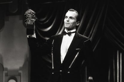 Miguel Bosé presenta el premio a la mejor actriz en los premios Goya de 1990, que recogió Rafaela Aparicio por su papel de abuela en 'El mar y el tiempo'.