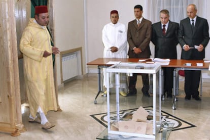El rey Mohamed VI se dirige a depositar su voto, ayer en un colegio electoral de Rabat.