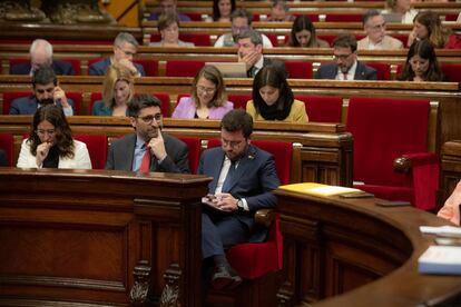 El 'president' Pere Aragonès, junto al vicepresidente Jordi Puigneró y la consejera Laura Vilagrà, en el pleno de este miércoles.