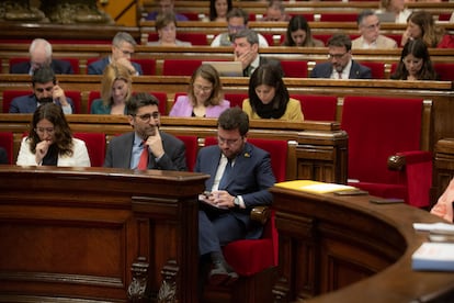 El 'president' Pere Aragonès, junto al vicepresidente Jordi Puigneró y la consejera Laura Vilagrà, en el pleno de este miércoles.