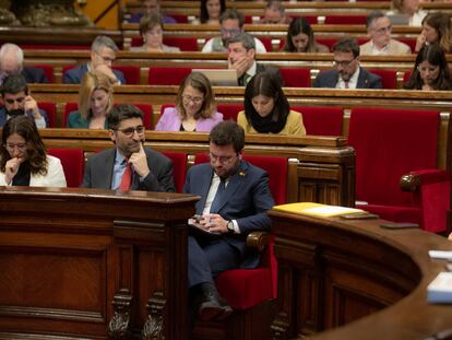 El 'president' Pere Aragonès, junto al vicepresidente Jordi Puigneró y la consejera Laura Vilagrà, en el pleno de este miércoles.