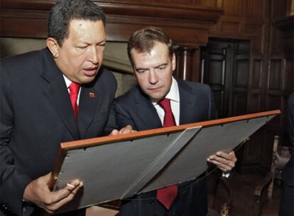 El presidente ruso, Dmitri Medvédev, examina una fotografía junto a Hugo Chávez en la residencia de Barvikha, cerca de Moscú.