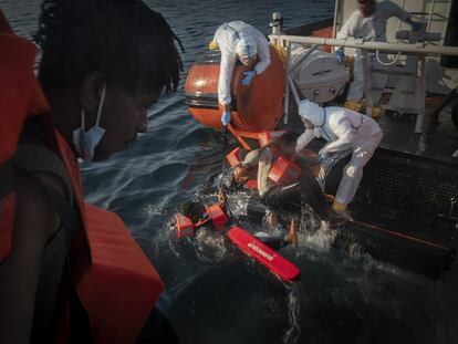 Rescate de varios migrantes, el viernes, en el mar.