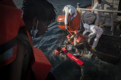 Rescate de varios migrantes, el viernes, en el mar.