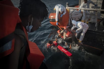 Rescate de varios migrantes, el viernes, en el mar.