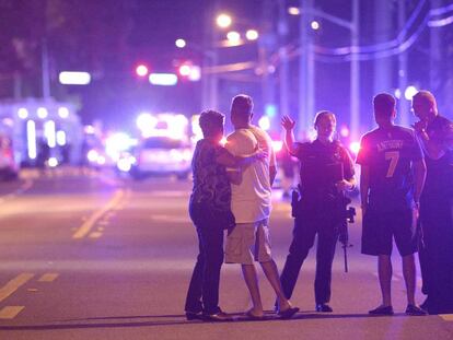Agents de la Policia d'Orlando parlen amb els familiars s l'exterior de Pulse.