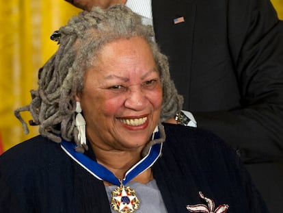 Wrirer Toni Morrison receives a Medal of Freedom award during a ceremony in the East Room of the White House in Washington on May 29, 2012.