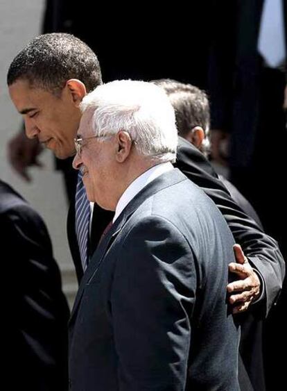 Obama pasea con el presidente palestino, Abbas, en Ramala.