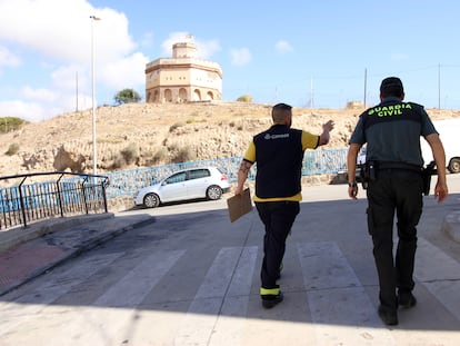 Un agente de la Guardia Civil acompañaba el jueves a un cartero en el reparto por el barrio Reina Regente de Melilla.