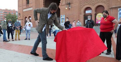 El diputado de Vox Iván Espinosa de los Monteros frente a la plaza de Toros de Las Ventas durante un 