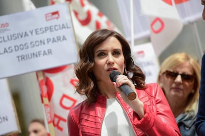 Isabel Díaz Ayuso, candidata del PP a la Asamblea de Madrid, frente al Congreso de los Diputados.