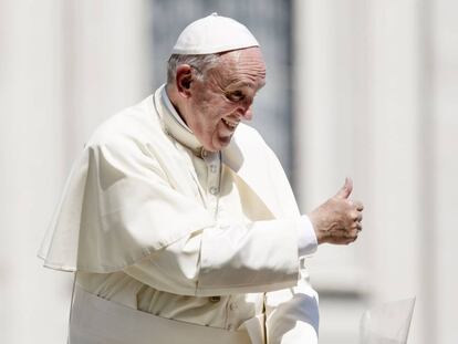 El papa Francisco hace un gesto espontáneo a un feligrés en la Plaza de San Pedro.