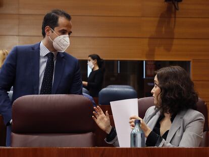 La presidenta de Madrid, Isabel Díaz Ayuso, habla conversa con el vicepresidente, Ignacio Aguado, antes del comienzo de pleno en la Asamblea.