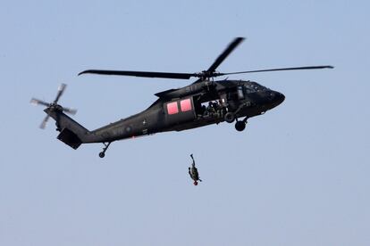 Un maniquí es lanzado desde un helicóptero Black Hawk durante un ejercicio militar en Taichung (Taiwán).