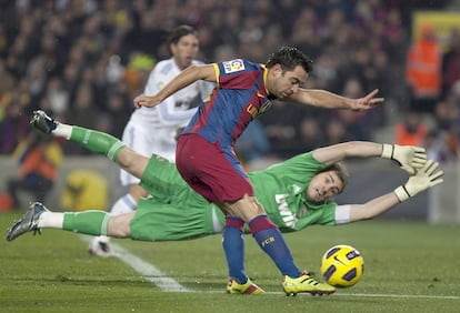 Xavi remata ante Casillas y la mirada de Sergio Ramos en 2010.