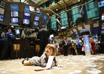 Una peque?a se revuelca en el parqu de la Bolsa de Nueva York. REUTERS