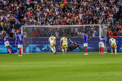 Jean-Philippe Mateta, de Francia, anota el penalti del gol del empate (3-3).