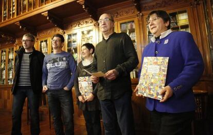 Martin Garitano, segundo por la derecha, en la recepción a los organizadores de la Korrika.