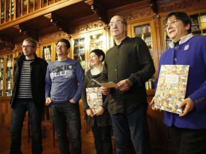 Martin Garitano, segundo por la derecha, en la recepción a los organizadores de la Korrika.