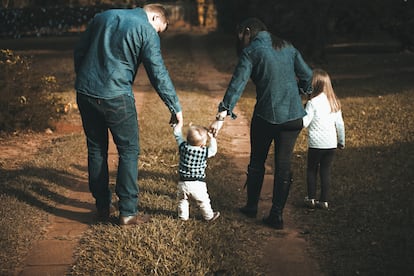 Ser padres es todo un reto. Si además algún miembro de la familia tiene una discapacidad auditiva, el reto es mayor.