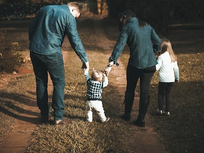 Ser padres es todo un reto. Si además algún miembro de la familia tiene una discapacidad auditiva, el reto es mayor.