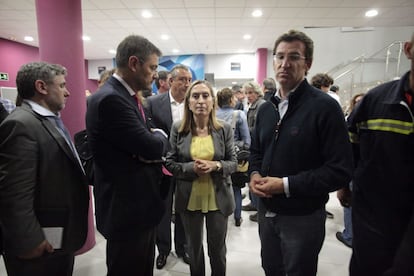 El presidente de la Xunta de Galicia, Alberto Nuñez Feijóo, y la ministra de Fomento, Ana Pastor, entre otros, en el edificio que la Xunta de Galicia ha habilitado para atender y dar información a los familires de las víctimas del accidente del tren Alvia