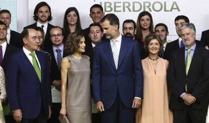 Los Reyes acompañados por la ministra de Agricultura Alimentación y Medio Ambiente Isabel Tejerina, el presidente de Iberdrola, Ignacio Sánchez-Galán, y el presidente de la Fundación Iberdrola, Manuel Marín, en el acto de entrega de las becas para másteres y ayudas a la investigación.