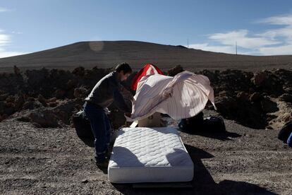 Un trabajador de Escondida, la mina de cobre más grande del mundo, prepara una cama para acampar a las puertas de la empresa durante una huelga, en Antofagasta (Chile).