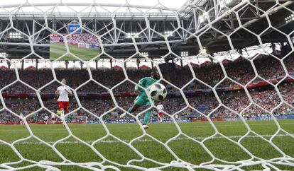 El senegalés Mbaye Niang anota el segundo gol para su equipo.